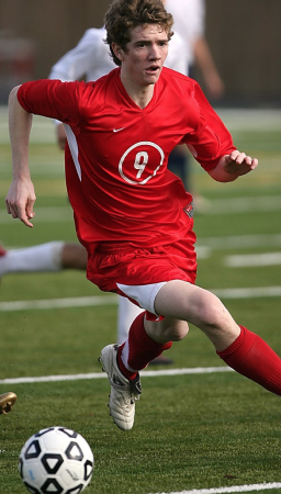 un joueur de foot avec un ballon